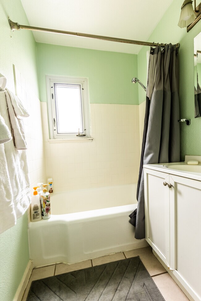 Building Photo - 438 Fir St