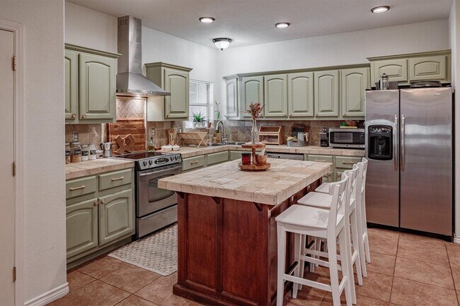 Building Photo - 121 La Paloma Dr