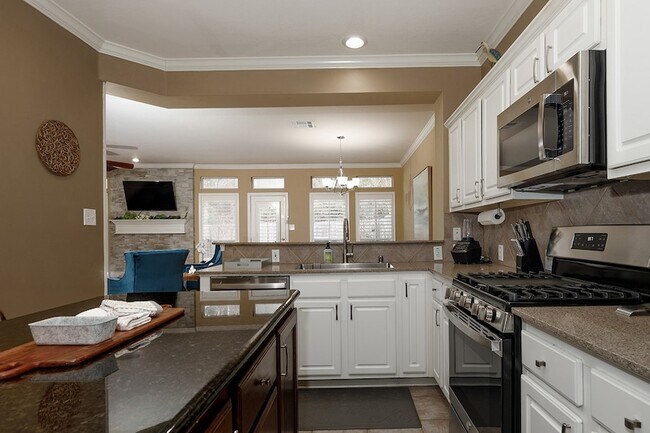 Building Photo - 110 N Valley Oaks Cir