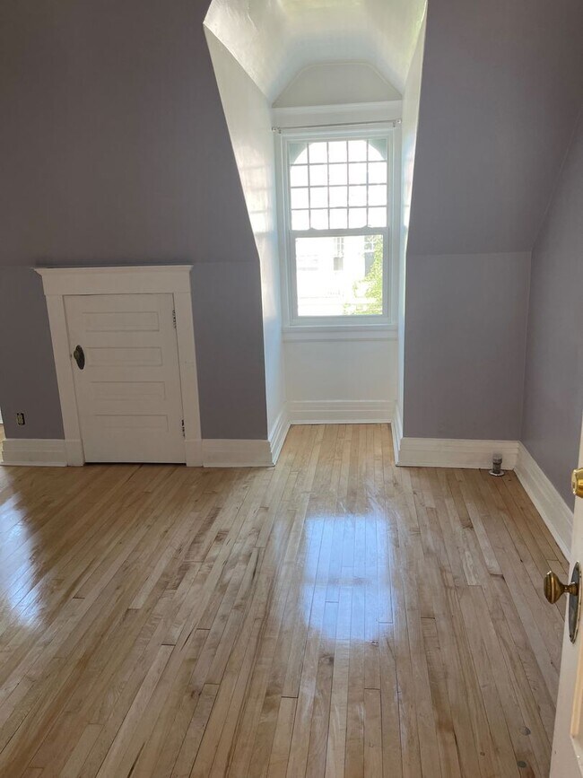 Building Photo - Beautiful 4 Bedroom/1 Bathroom THIRD Floor Apartment in East Duluth Mansion - AVAILABLE JUNE!