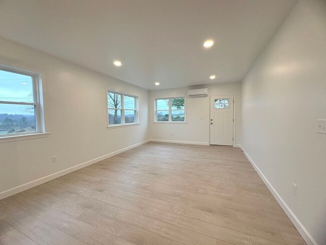 Building Photo - Newly Built 3 Bedroom 1.5 Bathroom Available in Spring Grove!