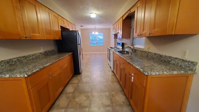 Building Photo - Large 3 Bedroom, 2.5 Bath with large Den and Family Room in Rainbows End, Dunnellon, FL