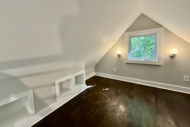 Building Photo - 574 Primitive St