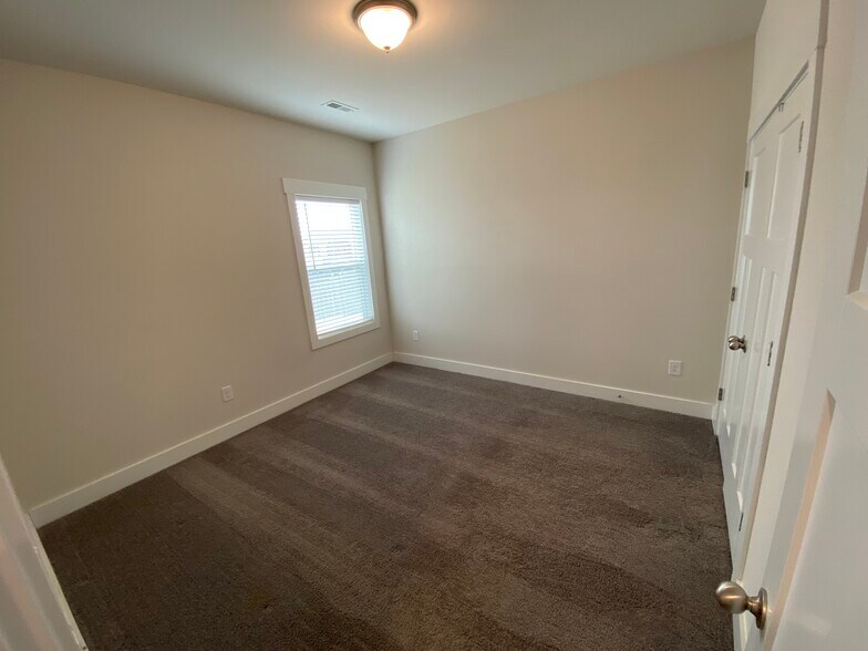 3rd Bedroom - 178 Redcroft Dr