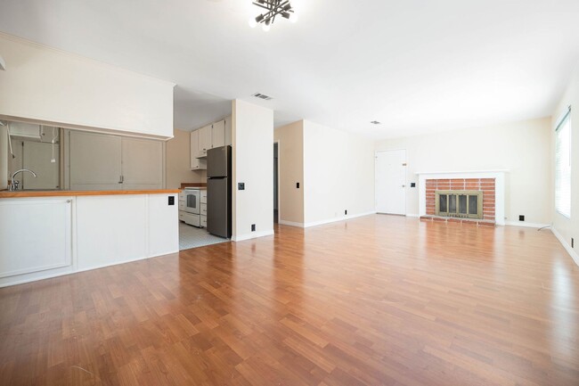 Building Photo - Spacious 4 Bedroom Townhouse in the Heart of Mira Mesa!