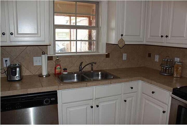 Building Photo - 614 Oak Park Cir