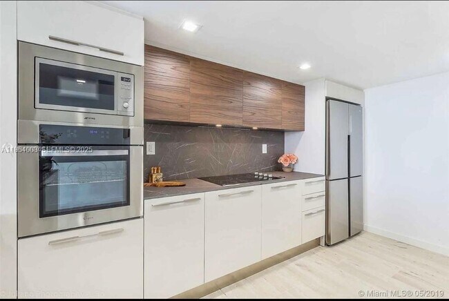 Building Photo - 7601 E Treasure Dr