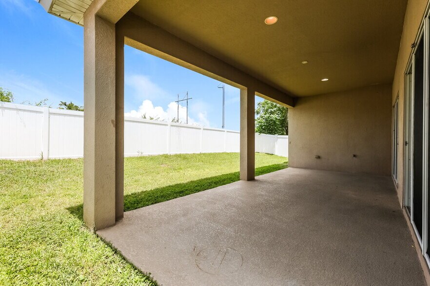 Building Photo - 10644 Shady Preserve Dr