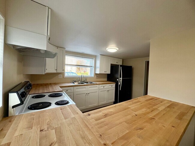 Building Photo - 165 N Hanover St