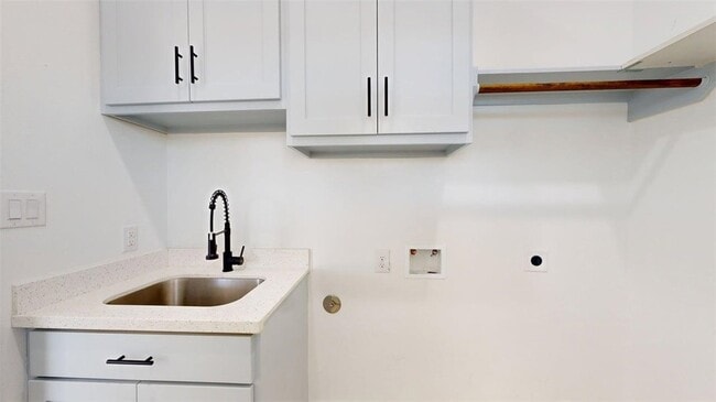 Building Photo - 4867 N Oakland Ln