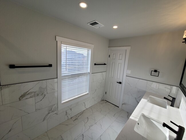 Building Photo - 303 Edgewood Cv