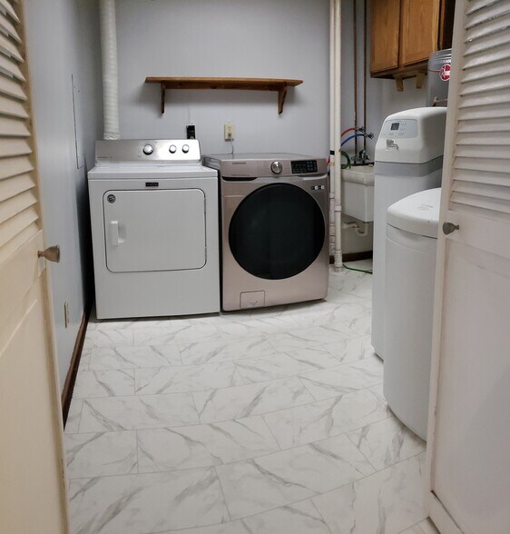 Building Photo - 880 Pontiac Ln