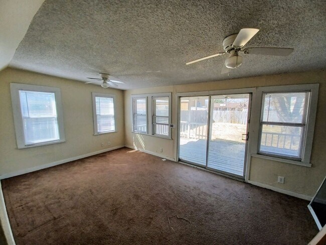 Building Photo - Cute 2 bedroom, 1 bathroom home on Southeast side