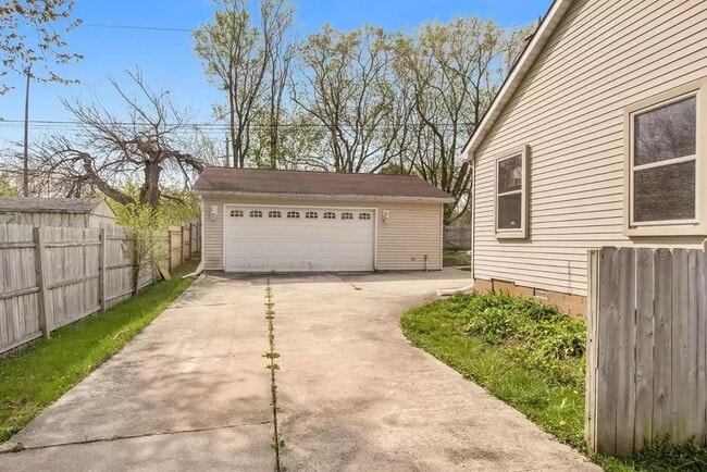 Building Photo - 4980 Ainsley Ave