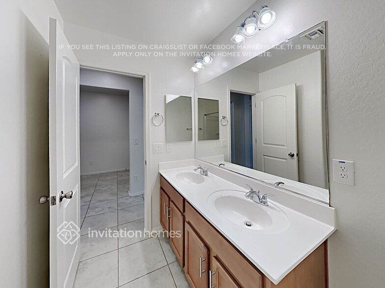 Building Photo - 17144 W Pinnacle Vista Dr