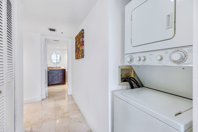 Building Photo - 1717 N Bayshore Dr