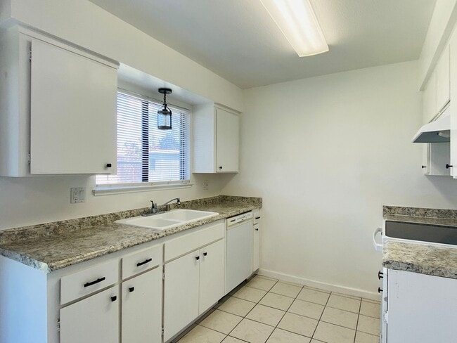Building Photo - $2,050 Ashlan & Fowler, 3 Bedroom Home - H...