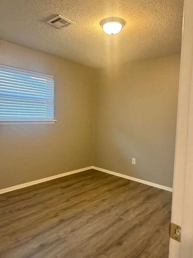 Building Photo - 4625 SW I Ave