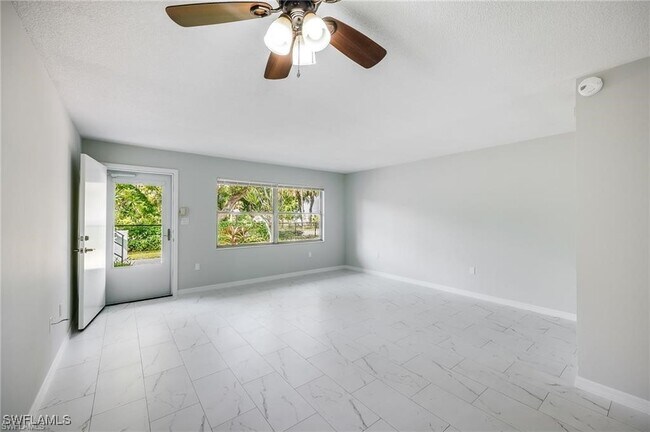 Building Photo - 3225 E Riverside Dr