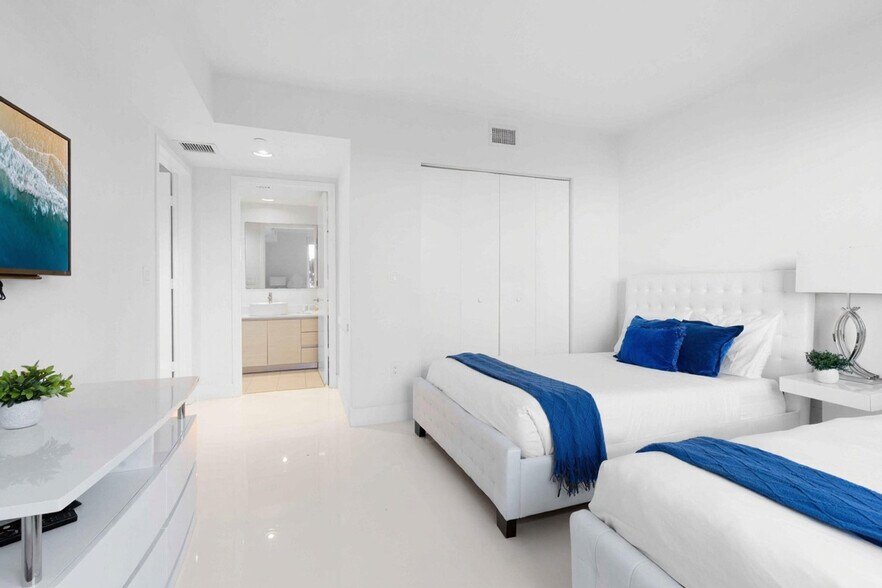 Building Photo - 2602 E Hallandale Beach Blvd