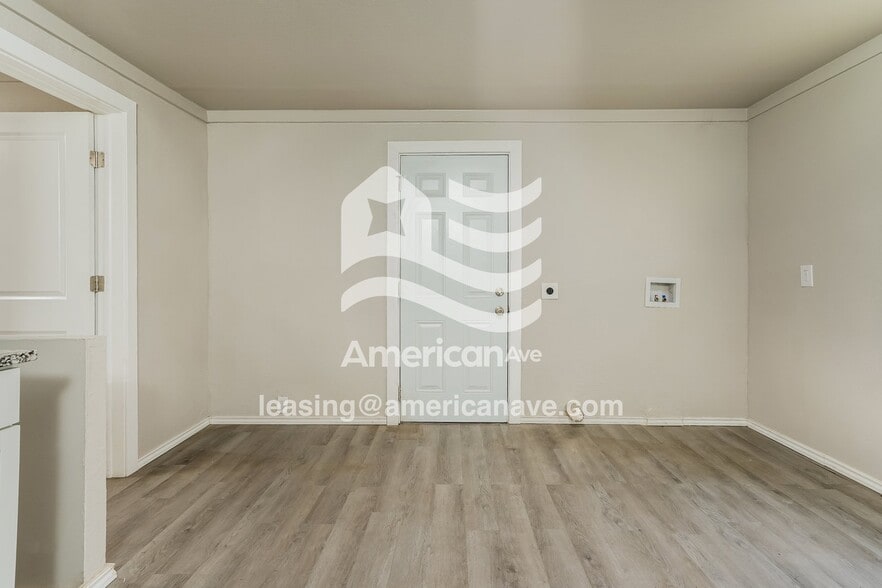 Building Photo - 910 N Franklin Ave