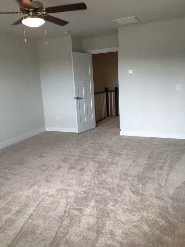 Building Photo - Beautiful 3 Bedroom, 2.5 Bath Townhome! Fr...