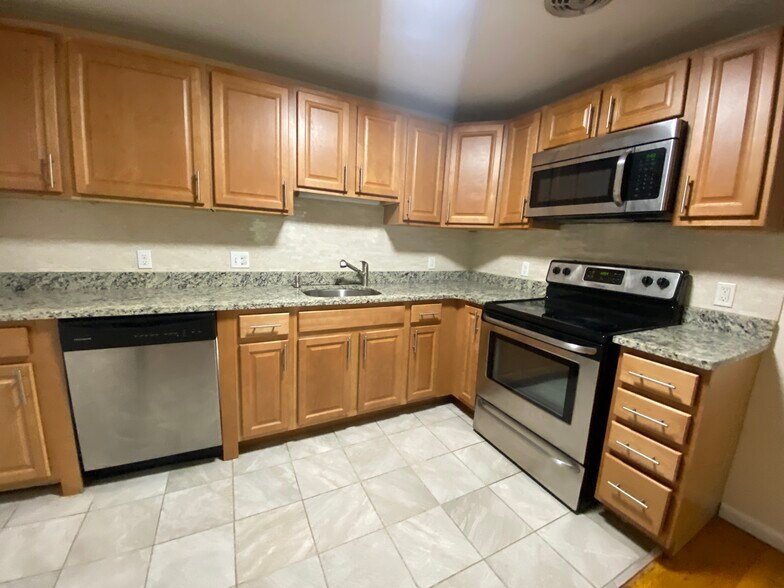 Building Photo - 121 Babcock St