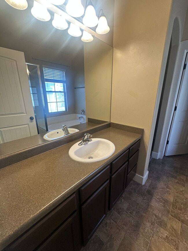 Building Photo - BEAUIFUL HOME!!!