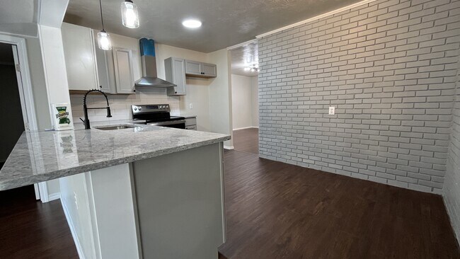 Building Photo - 2153 Huntleigh Dr