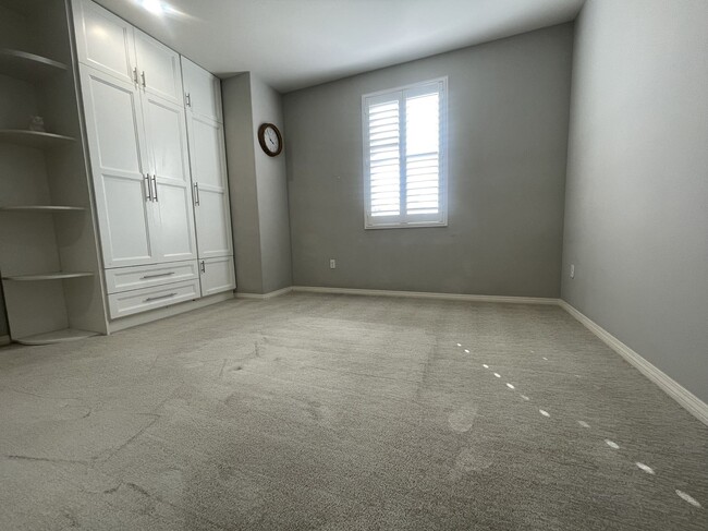 Building Photo - 812 S Gladys Ave