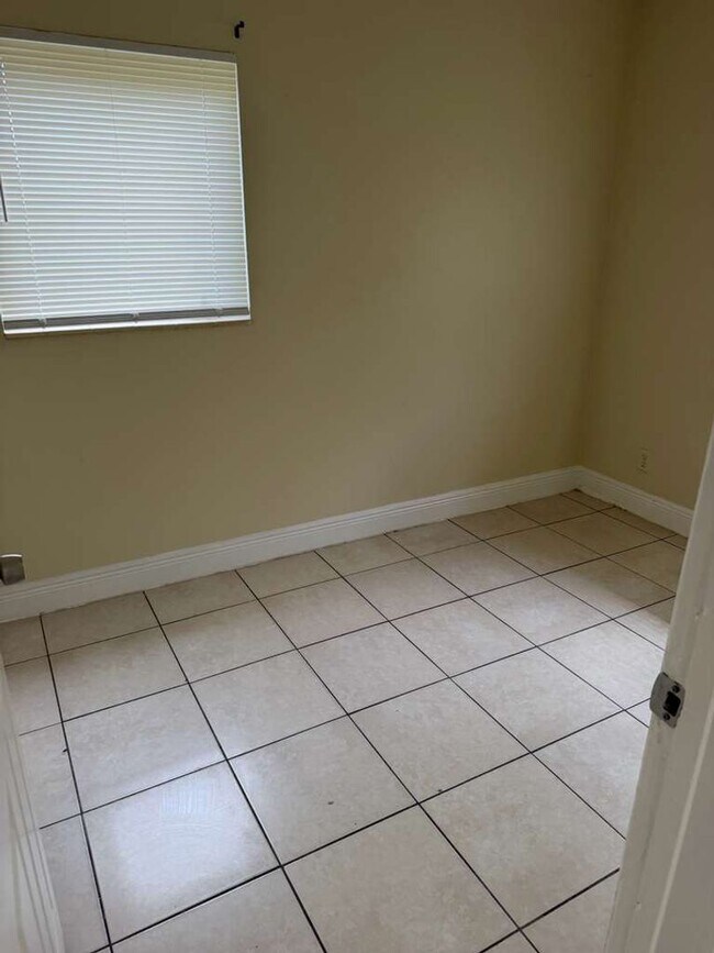 Building Photo - 1736 Lauderdale Manor Dr