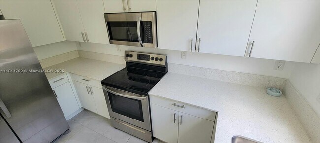 Building Photo - 1737 SE 26th Ter
