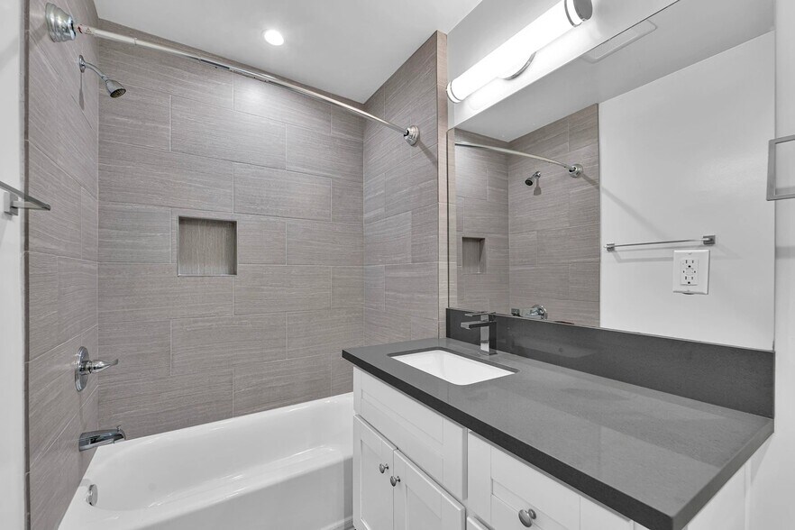 Building Photo - 925 W 30th St