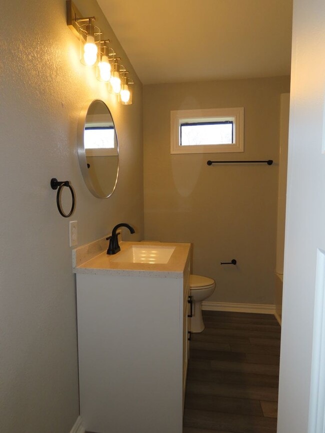 Building Photo - Newly Remodeled 4BR/1BA in Forest Hills Neighborhood