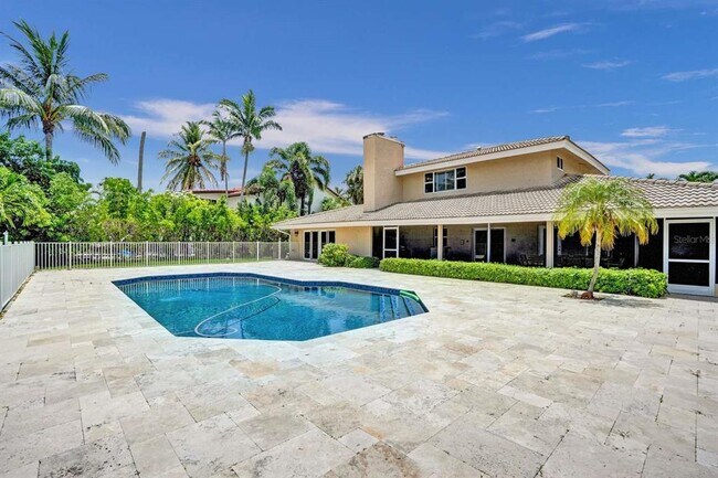 Building Photo - 2527 Lakes Dr