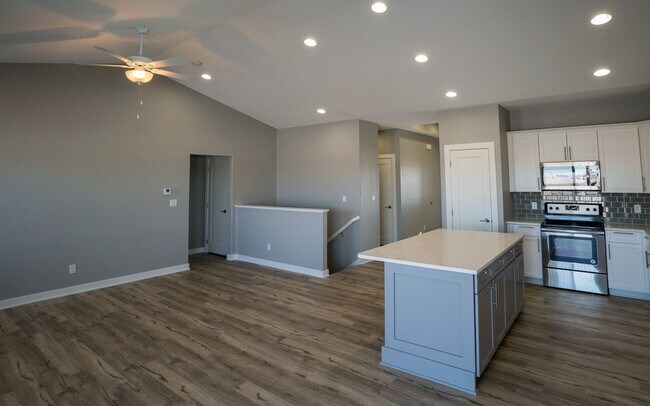 Building Photo - Beautiful 4 Bedroom Home! 3 Car Garage, NE...