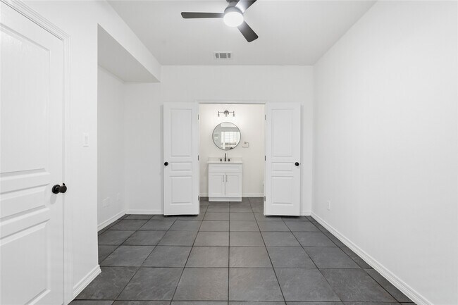 Building Photo - 1528 Birdsall St