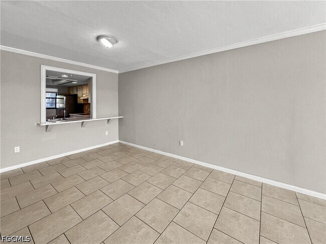 Building Photo - 4530 SW 10th Ave