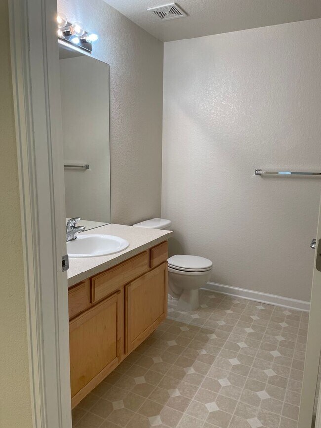 Building Photo - 2 bed/2 bath 2nd-floor condo in Lakeshores at Centerra.