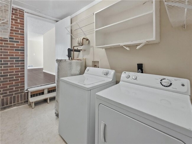 Building Photo - 228 Stoneybrook Dr