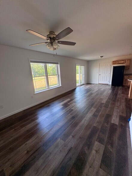 Building Photo - 5 Oak Ln