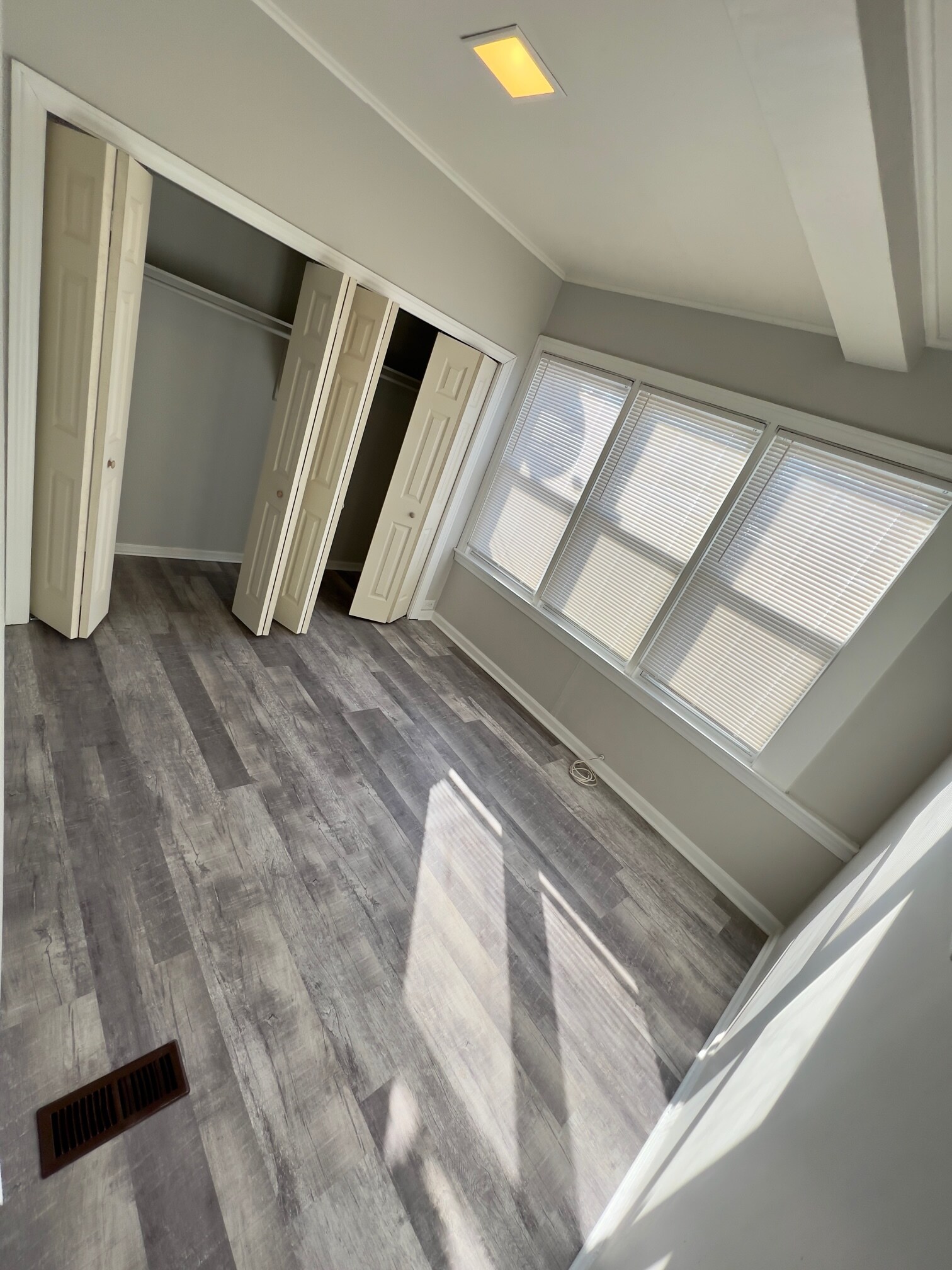 Building Photo - 4827 W Barry Ave