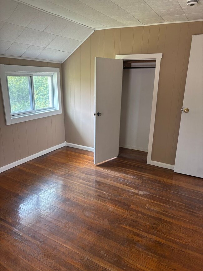 Building Photo - Section 8 welcome, 4bd 2 bath