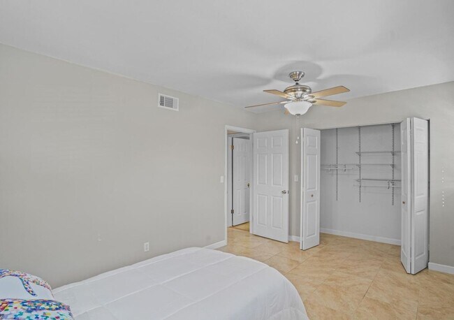 Building Photo - Bright Furnished End-Unit Condo Overlooking the Pond