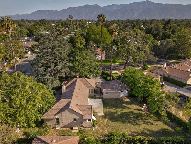 Building Photo - *** Gorgeous 4 bed 3 bath Single Family Ho...