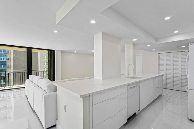 Building Photo - 5460 N Ocean Dr