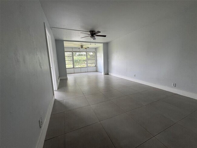 Building Photo - 9235 Lagoon Pl