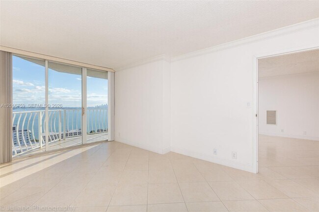 Building Photo - 7601 E Treasure Dr