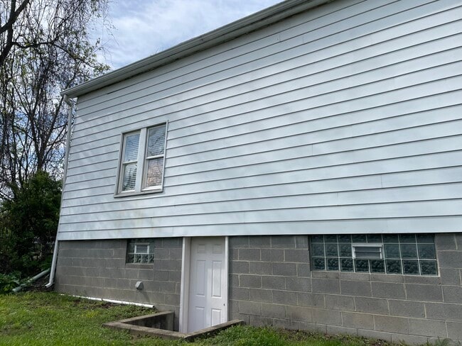 Building Photo - 11 Strabane Ave