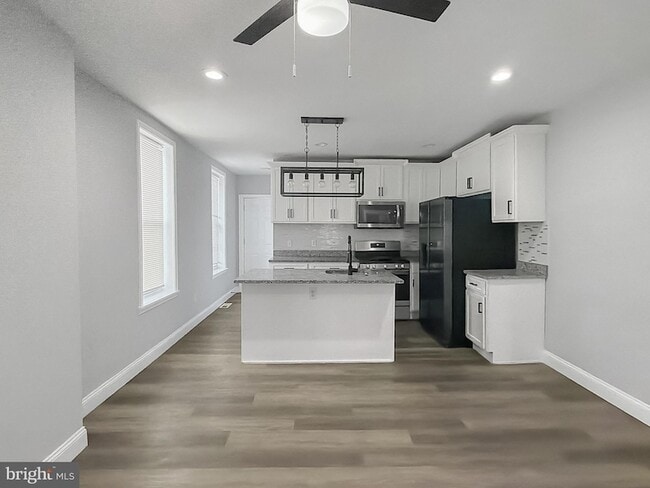 Building Photo - 733 N Linwood Ave